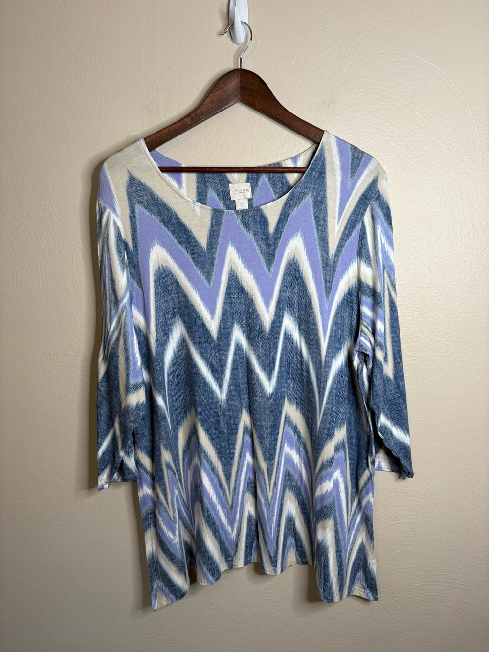 Chico’s Size 3 XL Chevron Zigzag Top Blue Purple 3/4‎ Sleeve Rayon Stretch Boho
